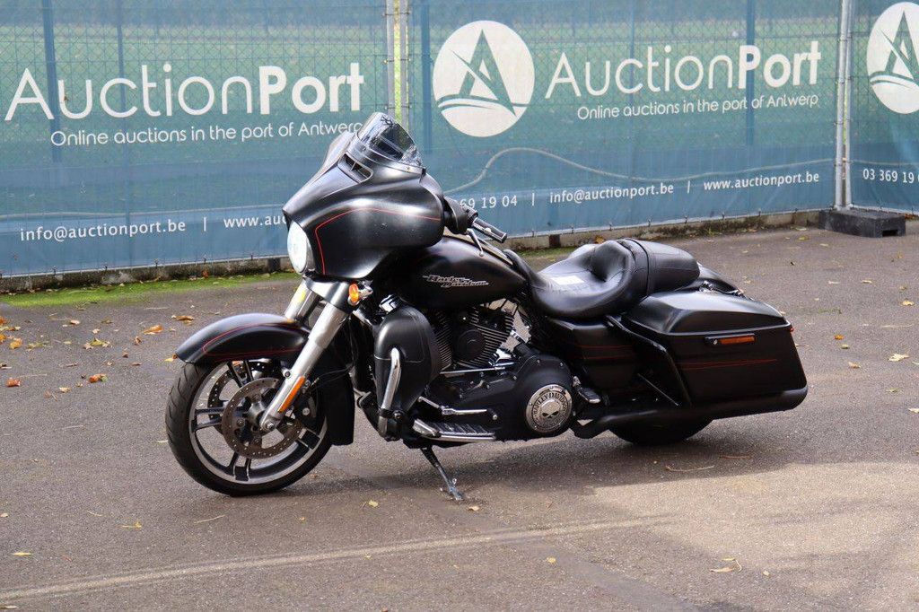 Harley-Davidson STREET GLIDE Motorrad Benzin 2015 (Marge)