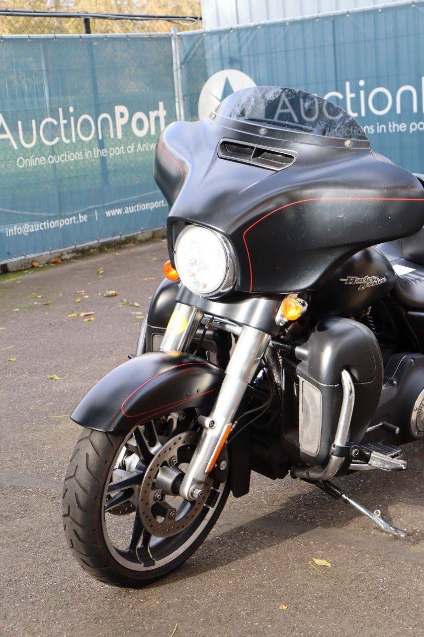 Harley-Davidson STREET GLIDE Motorrad Benzin 2015 (Marge)