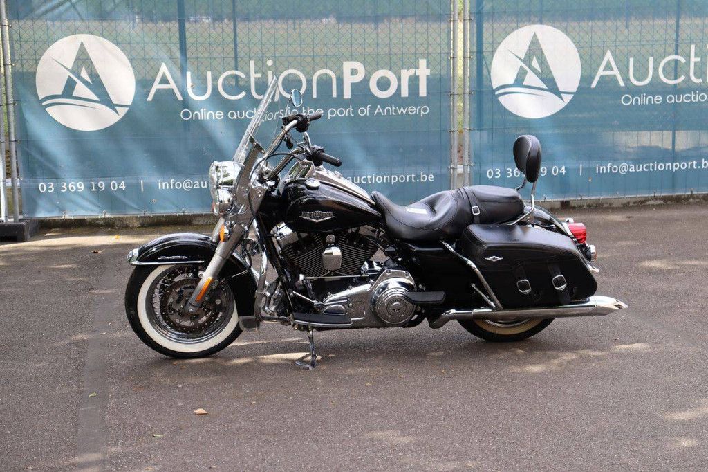 Motorcycle Harley-Davidson ROAD KING Gasoline 2016