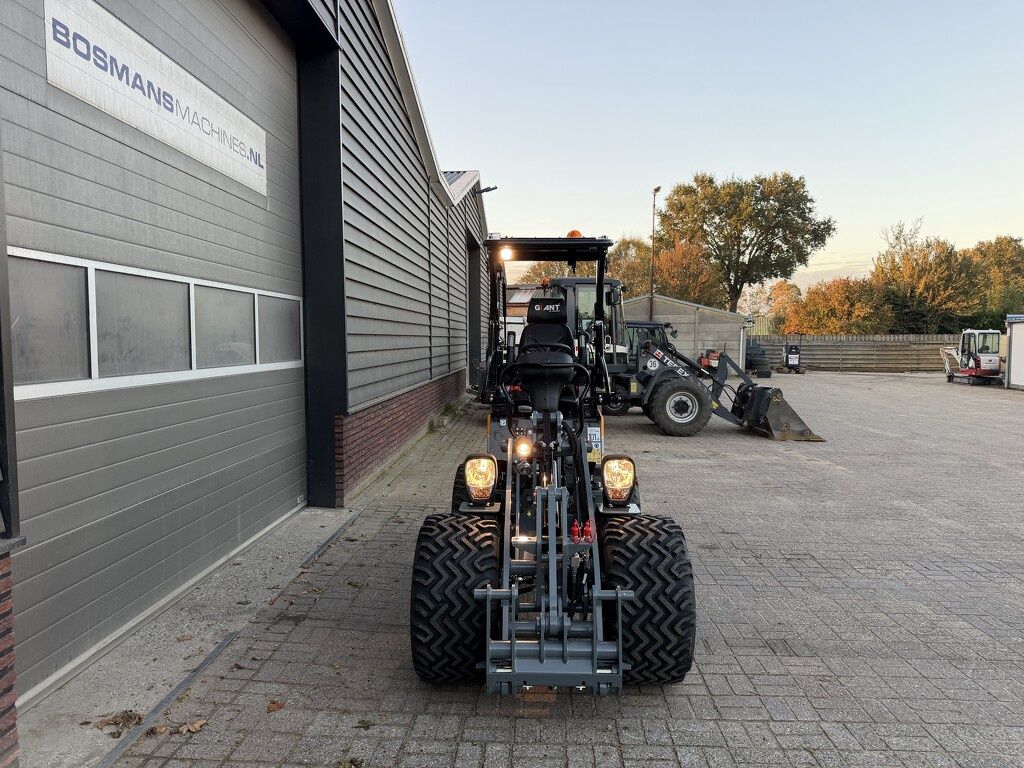 Giant G1500 L X-tra minishovel NIEUW flink hefvermorgen die L editie !! €495 LEASE