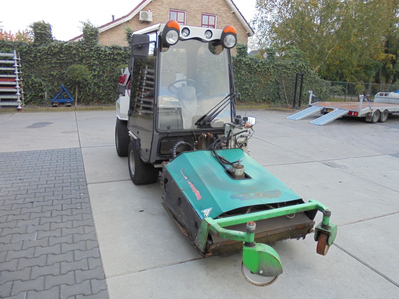 Nimos met onkruidbrander