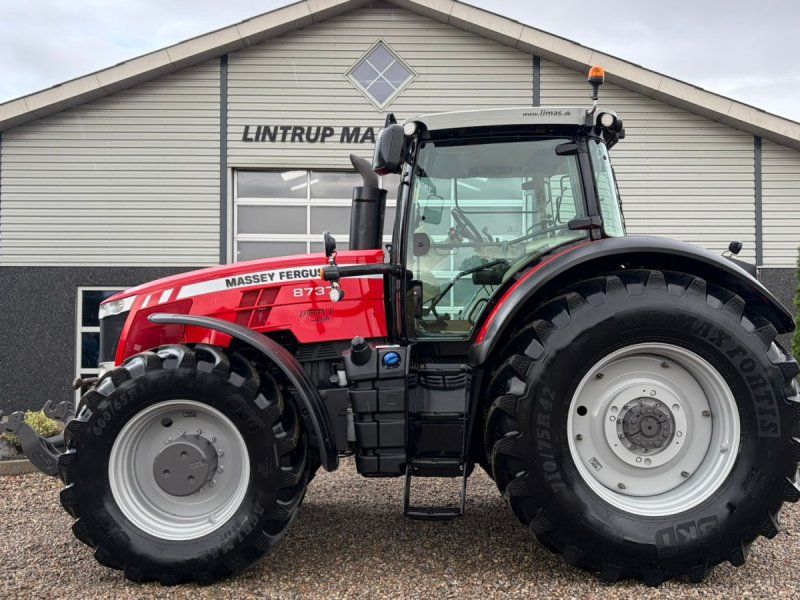 Massey Ferguson 8737 Dyna VT med frontlift.