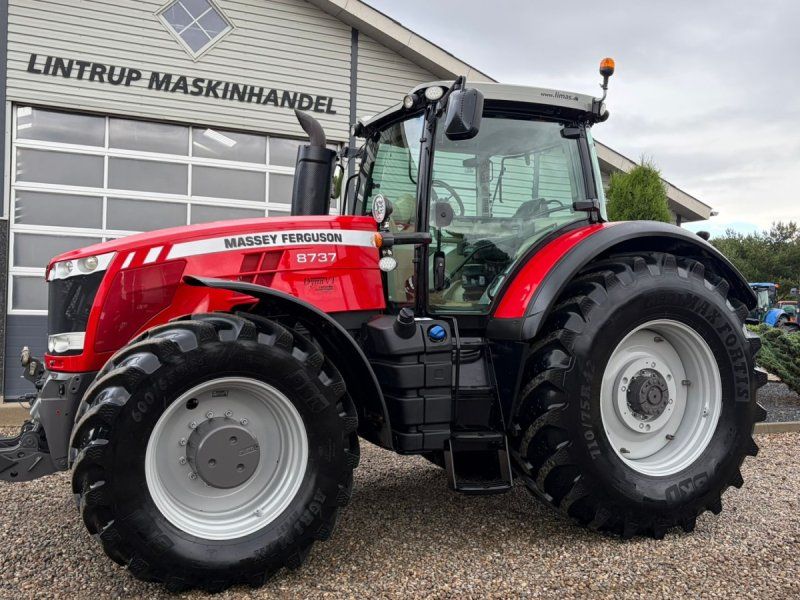 Massey Ferguson 8737 Dyna VT med frontlift.