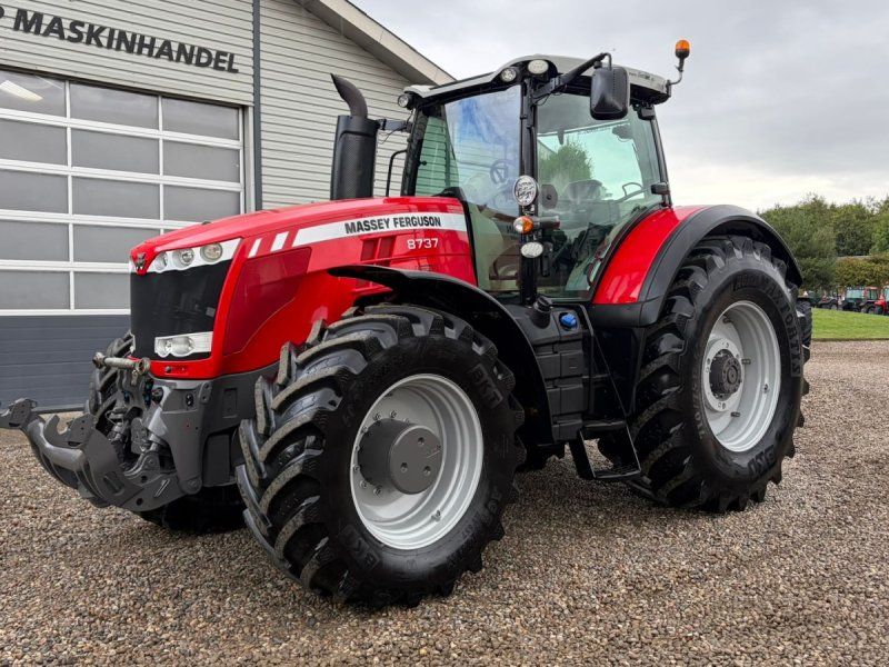 Massey Ferguson 8737 Dyna VT med frontlift.