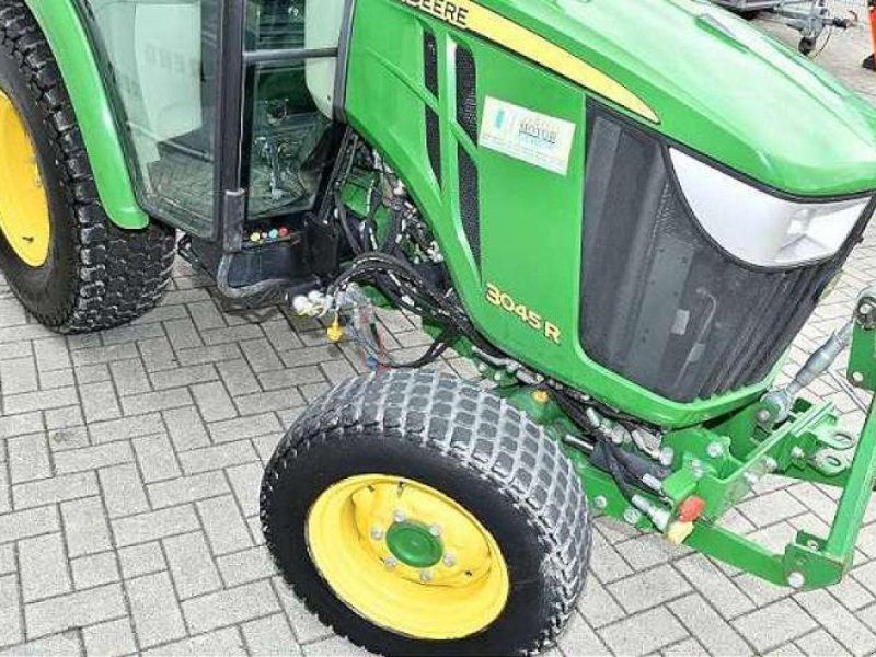 John Deere 3045R