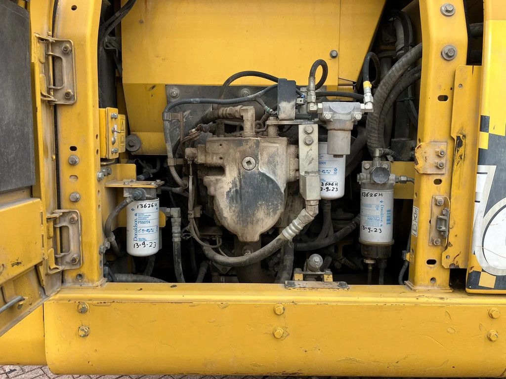 Komatsu HB215LC-2