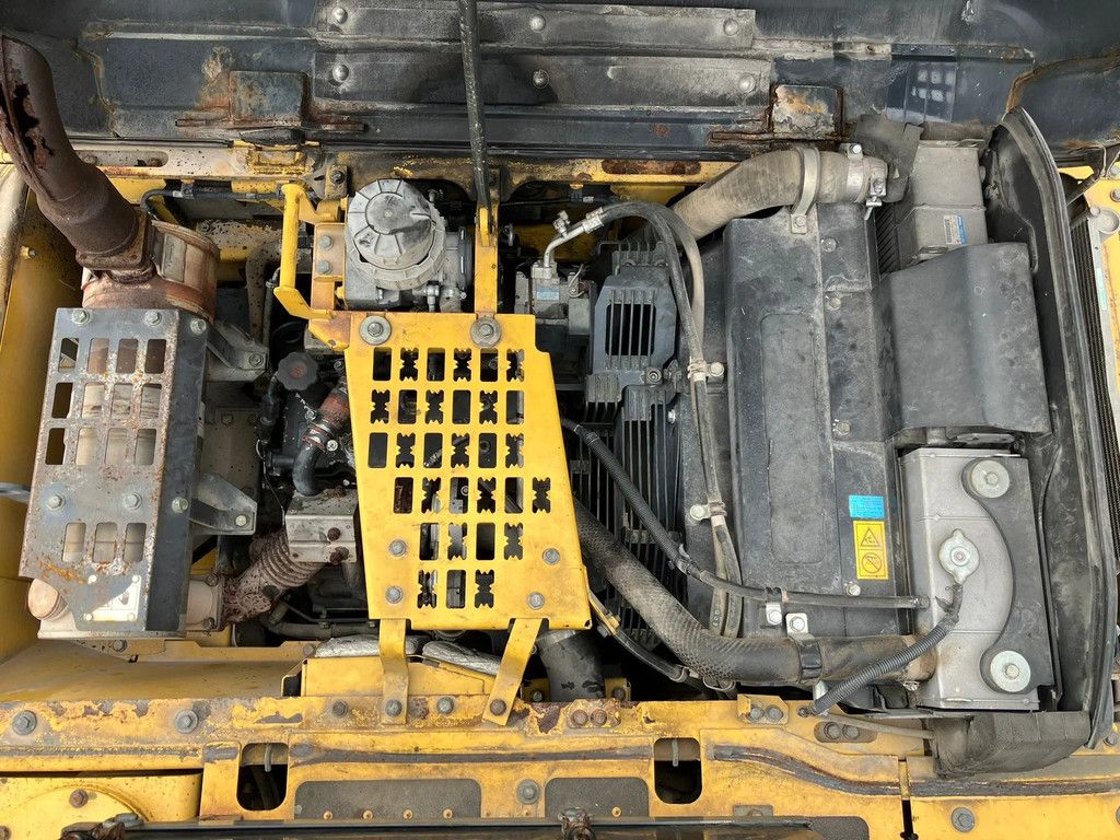 Komatsu HB215LC-2