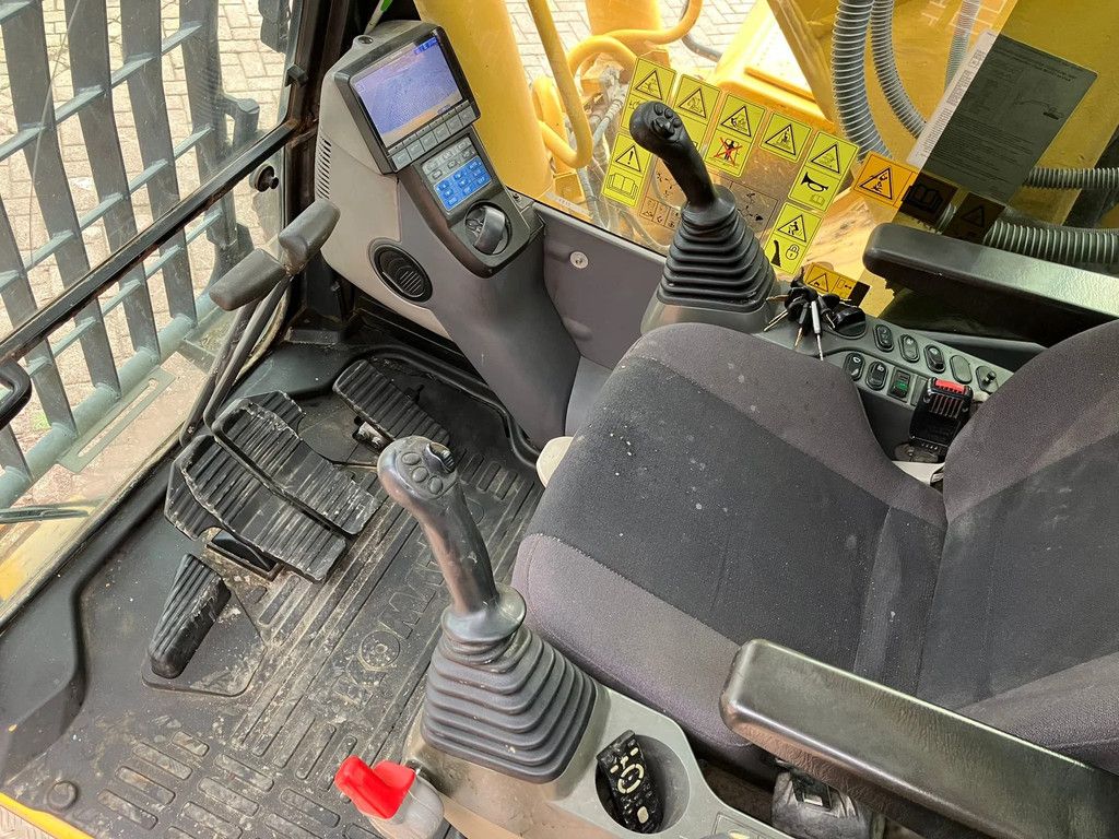 Komatsu HB215LC-2