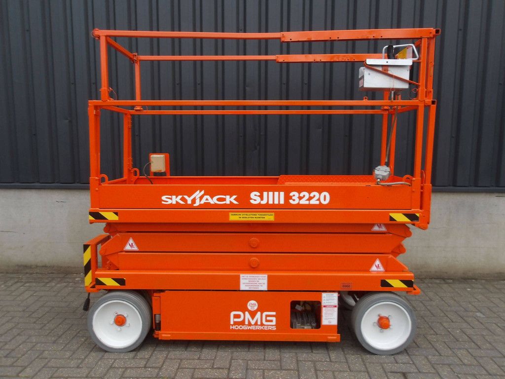 SkyJack SJ3220 Electric Scissor Lift 8.09m 2015