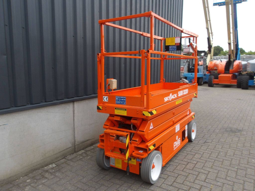 SkyJack SJ3220 Electric Scissor Lift 8.09m 2015