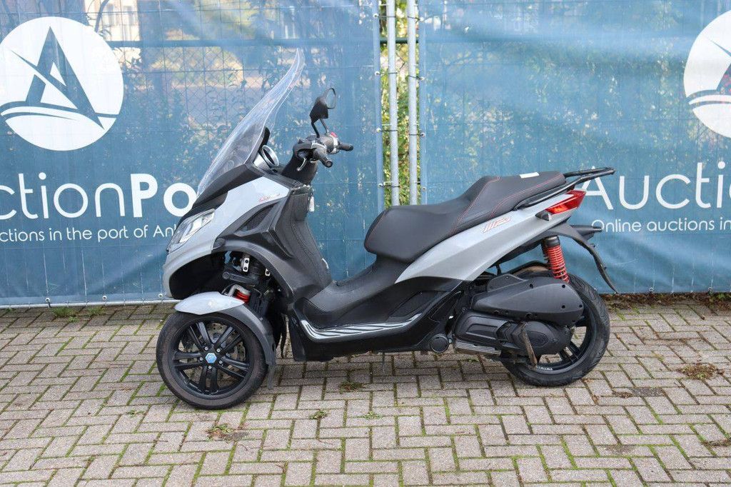 Roller Piaggio MP3 300HPE Benzin 26 PS 2022 (Marge)