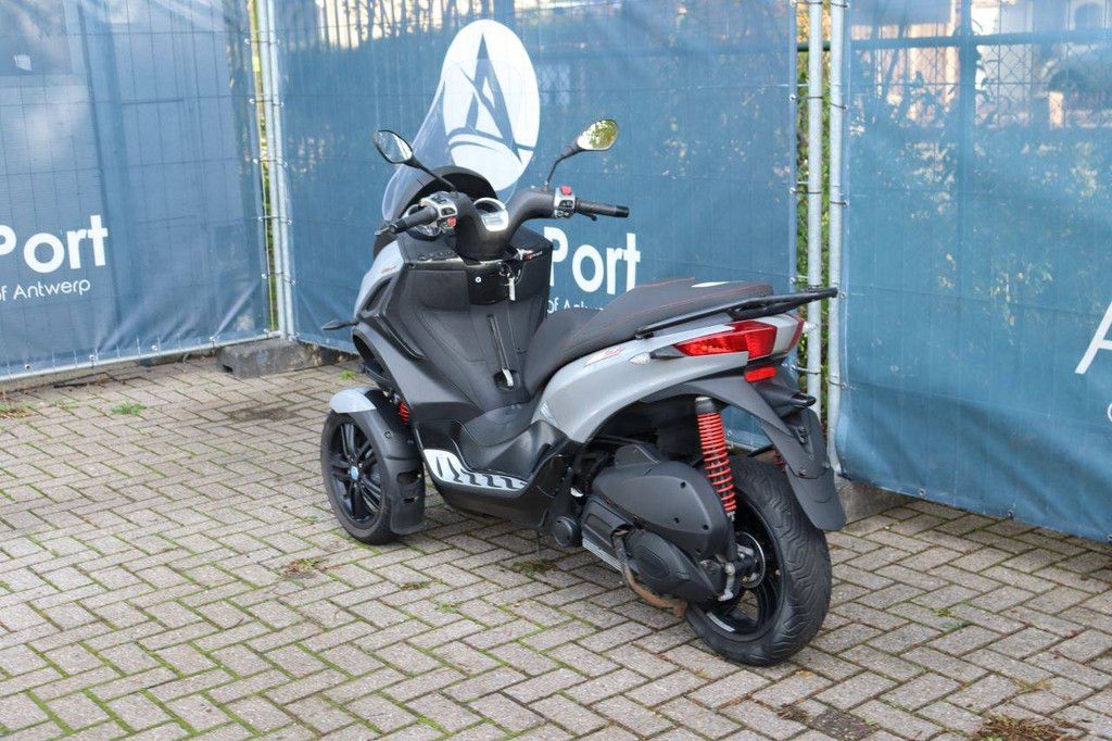 Roller Piaggio MP3 300HPE Benzin 26 PS 2022 (Marge)