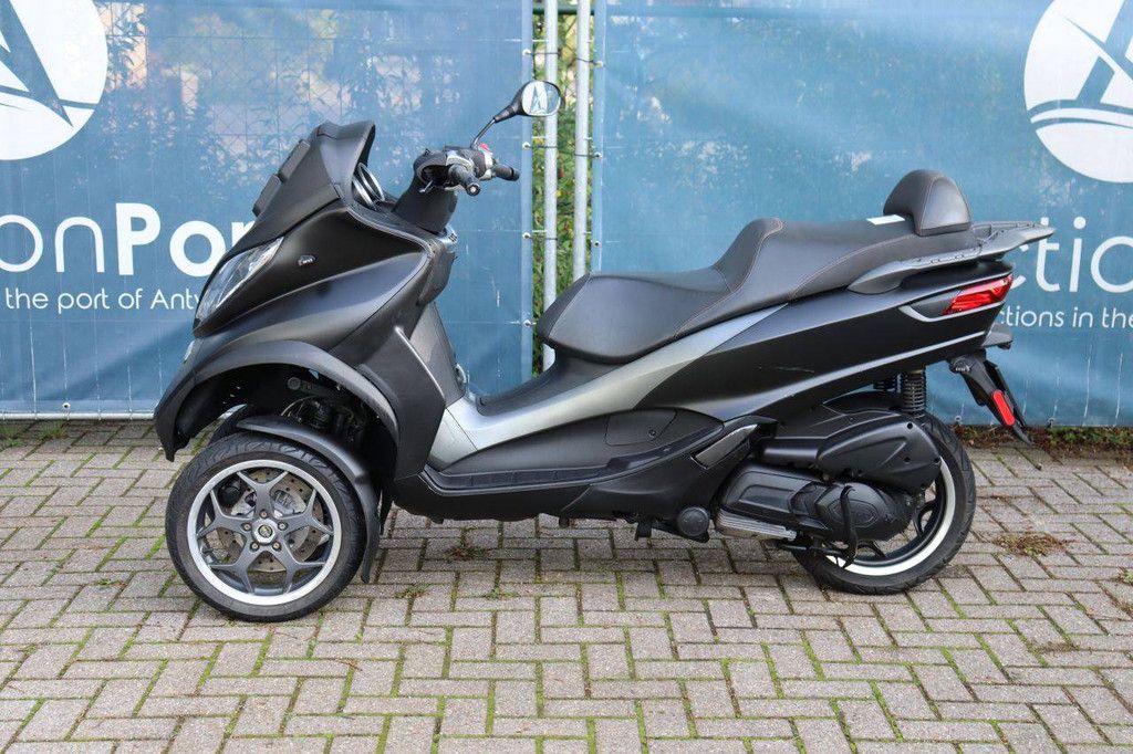 Roller Piaggio MP3 300 LT Benzin 21 PS 2017 (Margin)