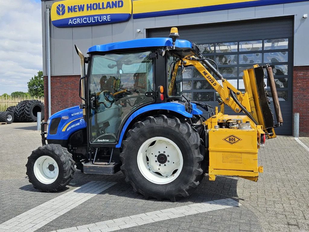 New Holland Boomer 3050 met Bos Maaiarm