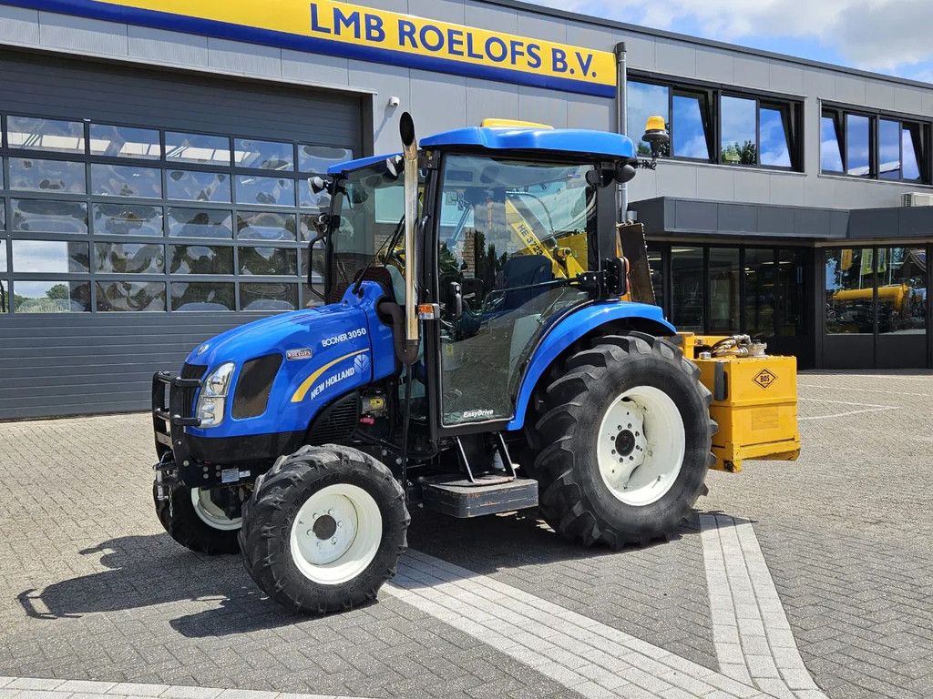 New Holland Boomer 3050 met Bos Maaiarm