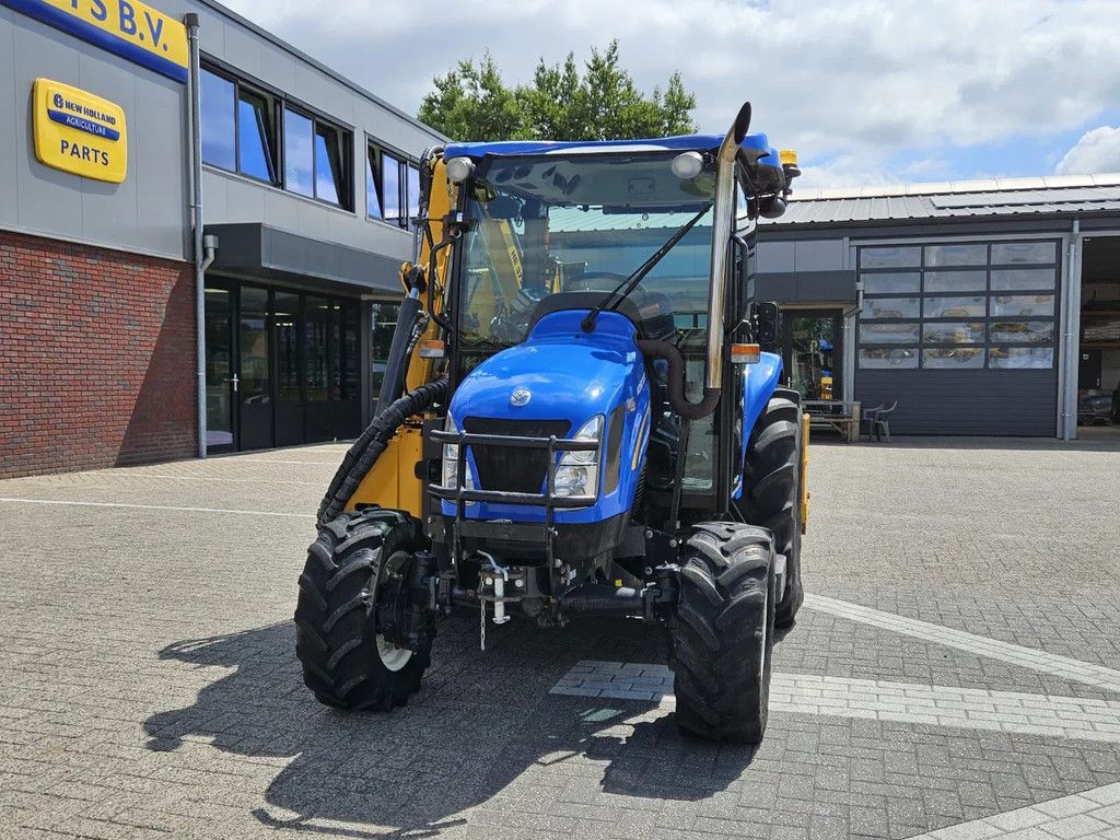 New Holland Boomer 3050 met Bos Maaiarm