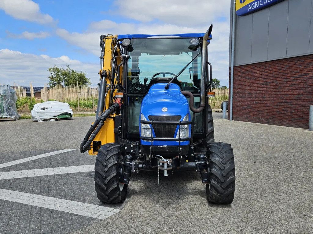 New Holland Boomer 3050 met Bos Maaiarm