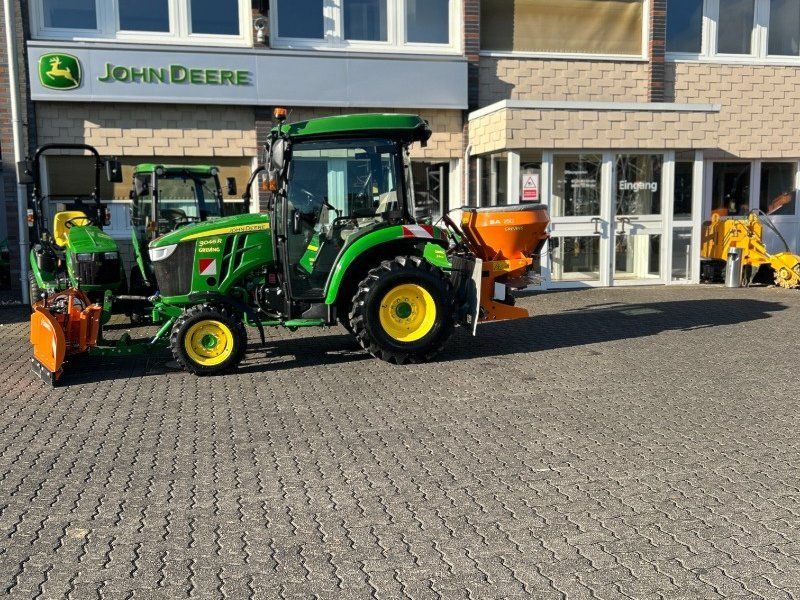 John Deere 3046R