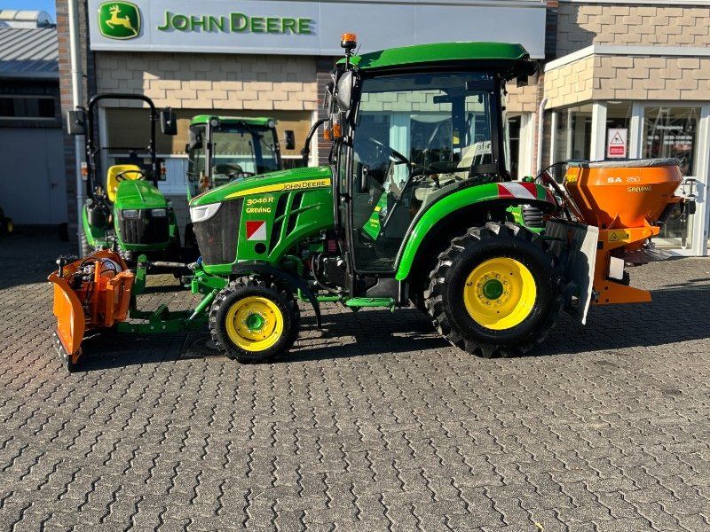 John Deere 3046R
