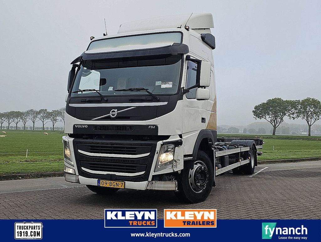 VOLVO FM 330 Globetrotter NL truck BDF