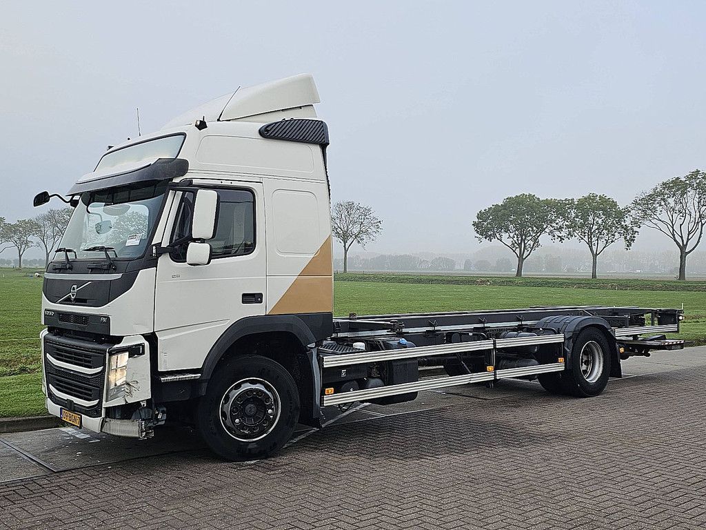 VOLVO FM 330 Globetrotter NL truck BDF