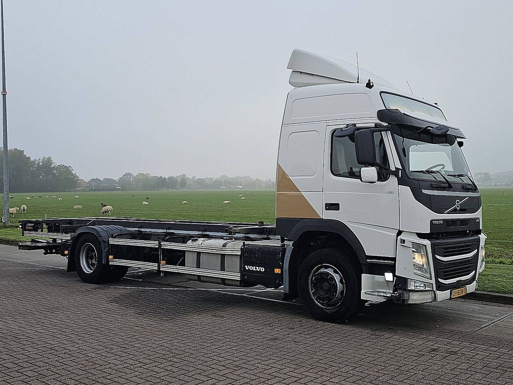 VOLVO FM 330 Globetrotter NL truck BDF