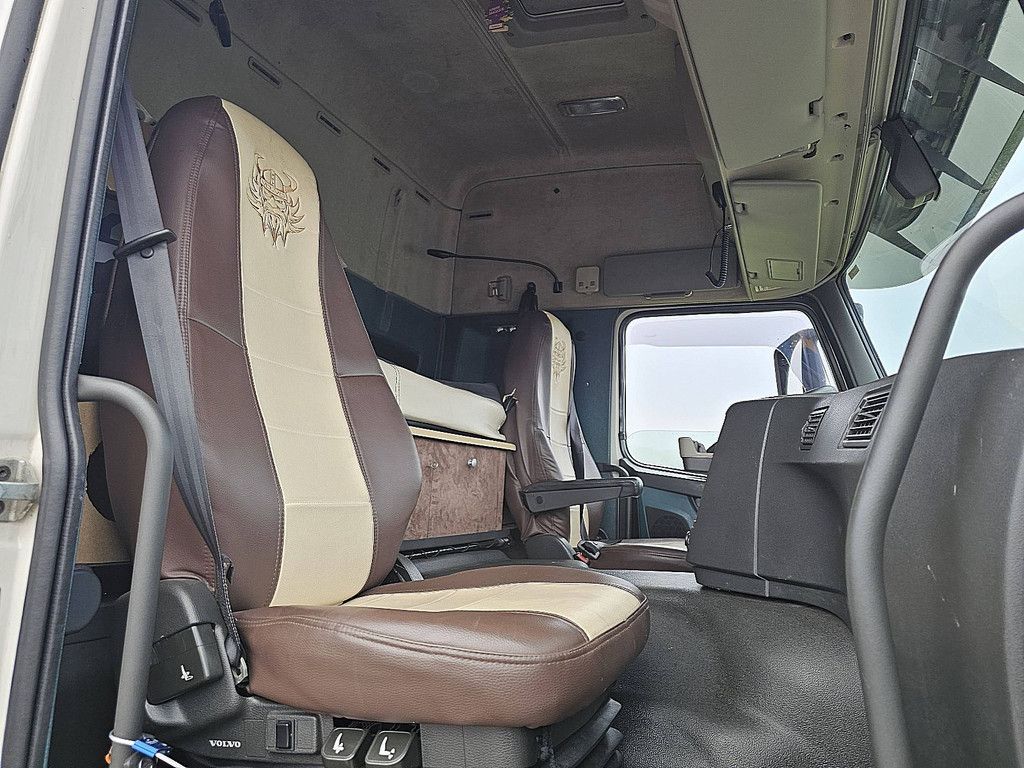VOLVO FM 330 Globetrotter NL truck BDF