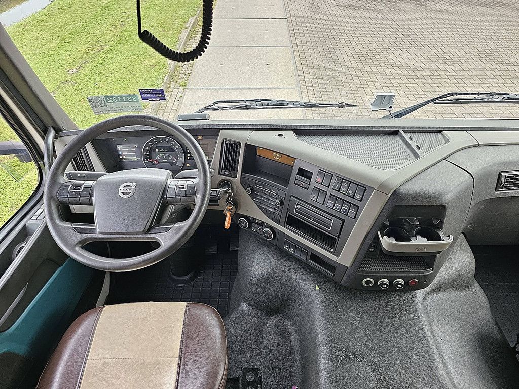 VOLVO FM 330 Globetrotter NL truck BDF