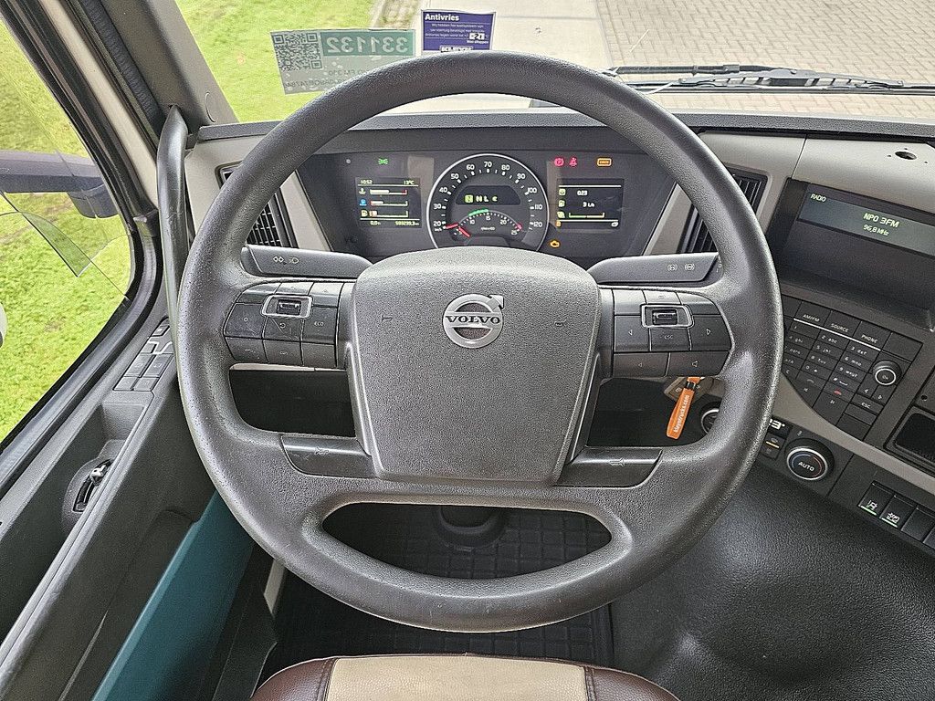 VOLVO FM 330 Globetrotter NL truck BDF