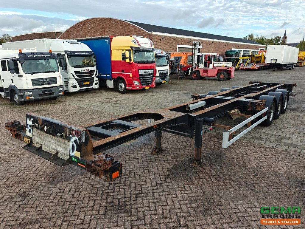 Renders ROC 12.27 CC 3-Axle MB - Disc Brakes - Rear Slider - 20/40FT - 5270KG