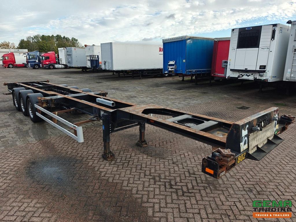 Renders ROC 12.27 CC 3-Axle MB - Disc Brakes - Rear Slider - 20/40FT - 5270KG