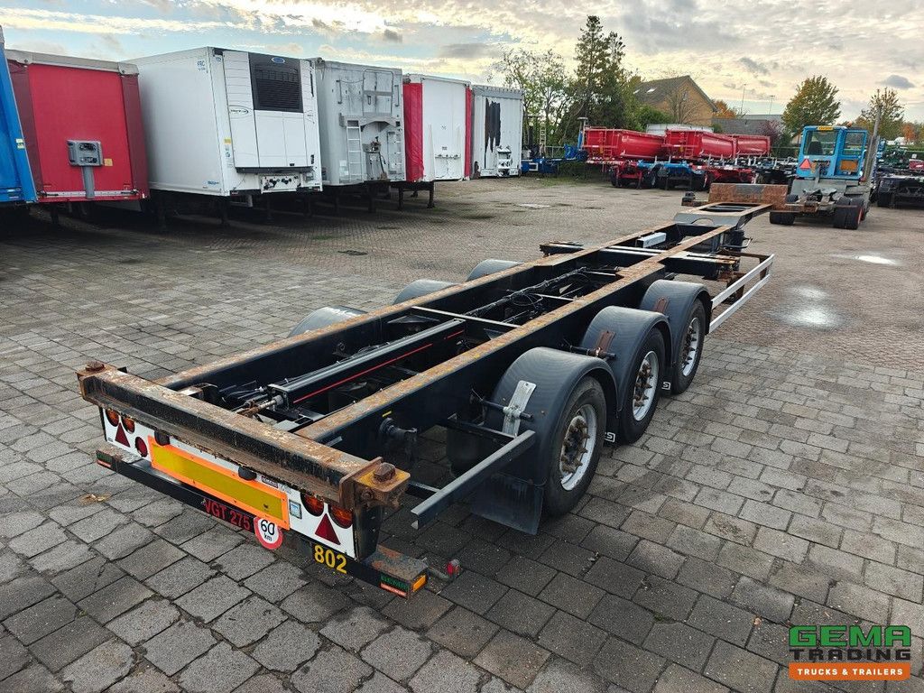 Renders ROC 12.27 CC 3-Axle MB - Disc Brakes - Rear Slider - 20/40FT - 5270KG