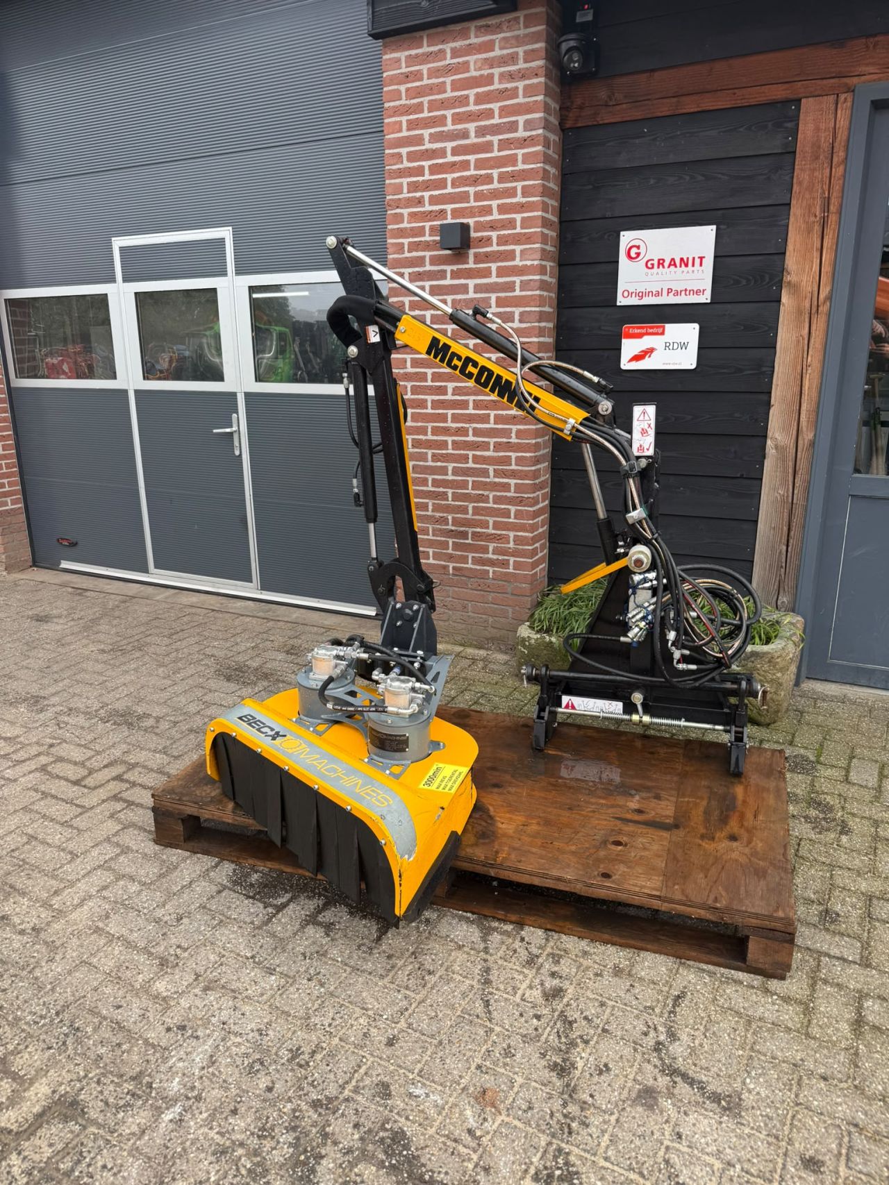 Becx maaiarm met snoeidek. MCConnel, MC Connel