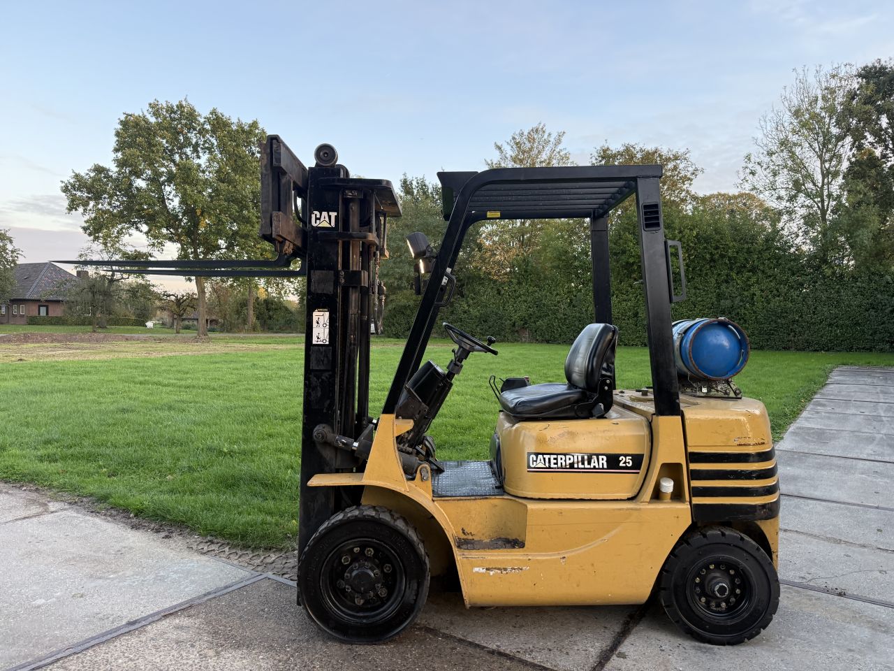 Caterpillar 2.5 tonner lpg heftruck triplo freelift sideshift