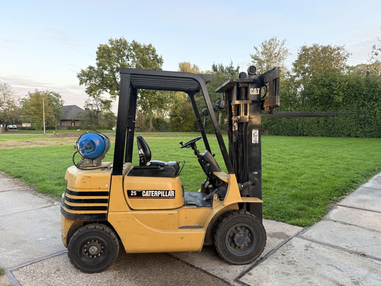 Caterpillar 2.5 tonner lpg heftruck triplo freelift sideshift