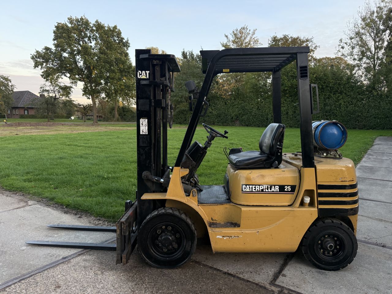 Caterpillar 2.5 tonner lpg heftruck triplo freelift sideshift