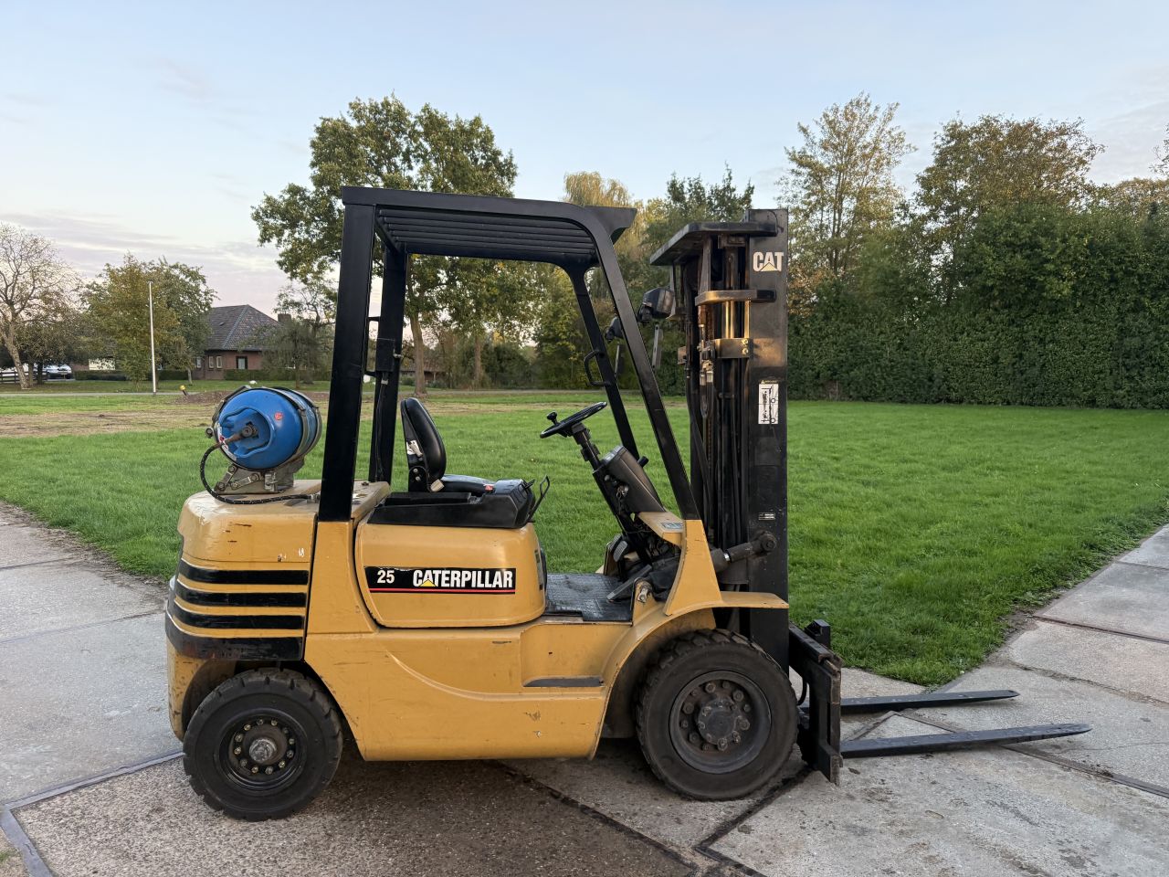 Caterpillar 2.5 tonner lpg heftruck triplo freelift sideshift