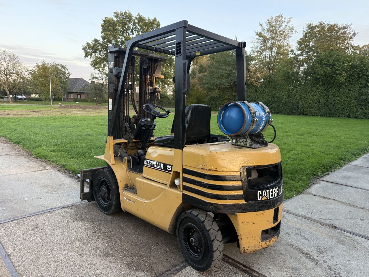 Caterpillar 2.5 tonner lpg heftruck triplo freelift sideshift