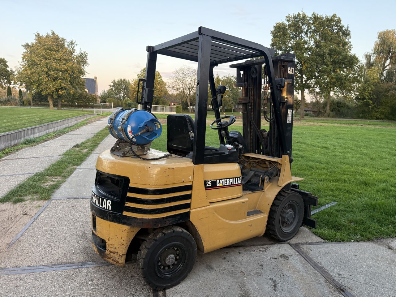 Caterpillar 2.5 tonner lpg heftruck triplo freelift sideshift
