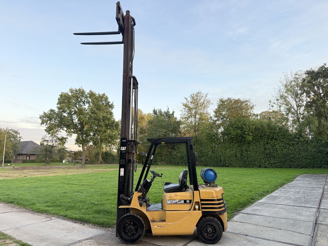 Caterpillar 2.5 tonner lpg heftruck triplo freelift sideshift