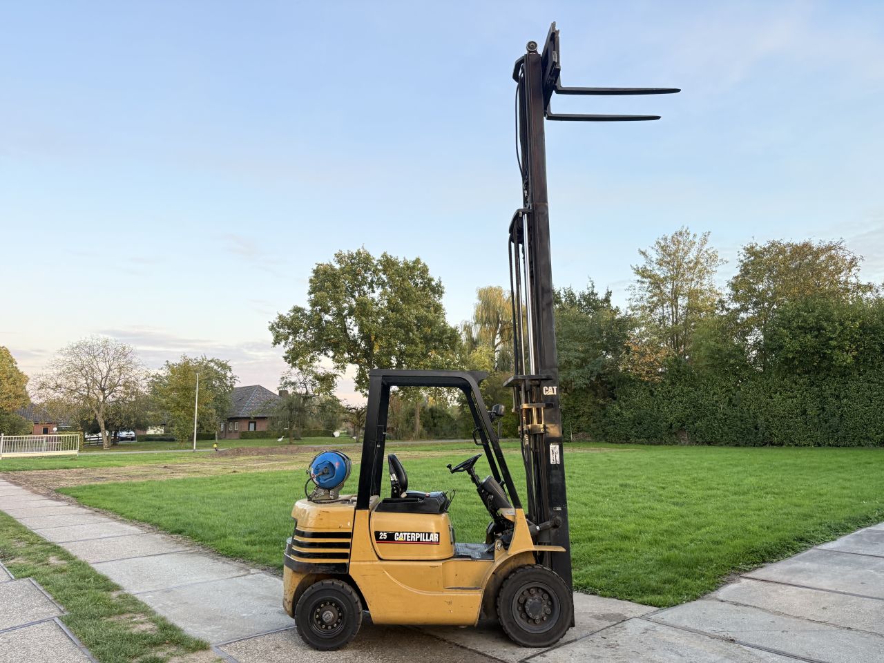 Caterpillar 2.5 tonner lpg heftruck triplo freelift sideshift